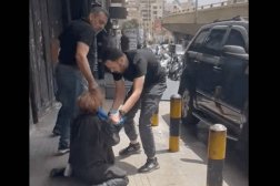 صورة مثبتة من مقطع فيديو للمحامية وهي تتعرض للضرب من قبل زوج موكلتها