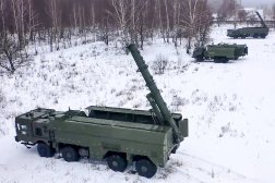 قاذفات صواريخ إسكندر التابعة للجيش الروسي مواقعها أثناء التدريبات في روسيا 25 يناير 2022 (أ.ب)