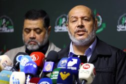 نائب رئيس «حماس» في غزة خليل الحية وممثلها في لبنان أسامة حمدان يتحدثان إلى الصحافيين (رويترز-أرشيفية)
